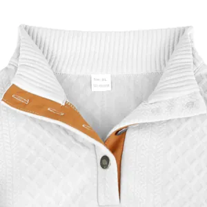 Détail du col montant et de l'étiquette de taille d'un sweat-shirt Henley en tricot blanc.