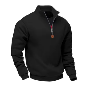 Detailansicht eines schwarzen Herren-Fleece-Sweatshirts mit Stehkragen und Reißverschluss