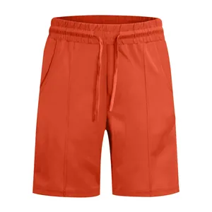 Primo piano di pantaloncini casual arancioni da uomo con costine verticali e coulisse