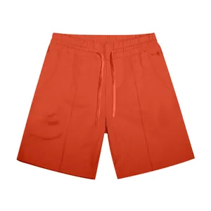 Dettaglio ravvicinato degli shorts da golf arancioni da uomo con coulisse e righe.