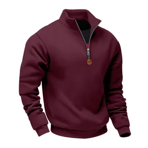 Detailansicht des weinroten Herren-Sweatshirts mit halbem Reißverschluss und Stehkragen
