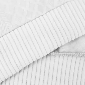 Vue macro détaillée de la texture tricotée jacquard blanc et de l'ourlet côtelé du sweat-shirt