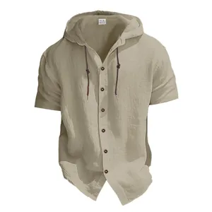 Détail d'une chemise en lin à manches courtes et capuche kaki avec boutons