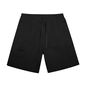 Gros plan sur un short de golf décontracté noir pour homme avec coutures verticales