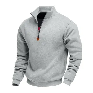 Detailansicht des grauen Herren-Sweatshirts mit halbem Reißverschluss und Stehkragen-Design