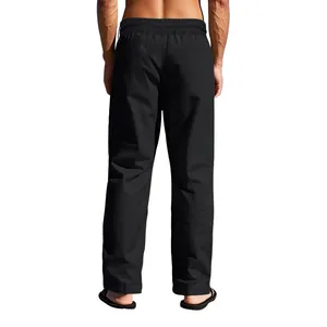 Vista posteriore dettagliata dei pantaloni casual in lino nero a gamba dritta da uomo