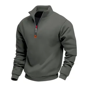 Detailansicht des Reißverschlusses und Stehkragens an einem warmen Herren-Fleece-Sweatshirt