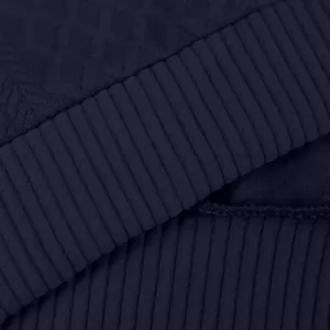 Gros plan sur le tissu d'un sweat-shirt bleu marine, texture côtelée et tricot jacquard