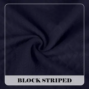 Vue macro d'un tissu en maille jacquard bleu marine avec détails de texture à rayures