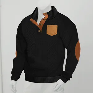Gros plan d'un pull en maille jacquard pour homme avec col Henley et coudières chic