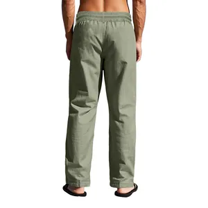 Dettaglio vista posteriore dei pantaloni casual da uomo in lino verde oliva a gamba dritta