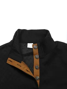 Gros plan du col, des boutons et de la texture jacquard d'un sweat-shirt noir pour homme