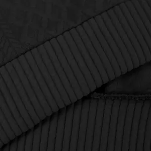 Vue détaillée du poignet côtelé noir et de la texture jacquard du sweat-shirt en maille