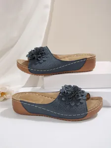 Sandales à talons compensés bleues avec décoration florale et design bout ouvert