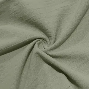 Primo piano della trama del tessuto in lino verde salvia per pantaloni casual uomo