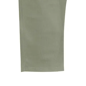 Dettaglio delle cuciture e della trama del lino sull'orlo dei pantaloni da uomo.