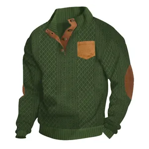 Détail du pull en maille Henley vert olive pour homme avec coudières marron