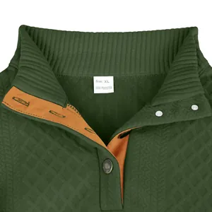 Détail d'un sweat-shirt en tricot jacquard vert pour homme avec col côtelé et patte boutonnée