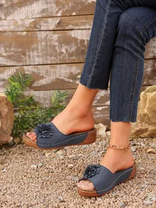 Détail en gros plan de sandales à plateforme pour femmes avec une décoration florale élégante