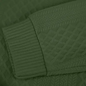 Gros plan d'un sweat-shirt pour homme vert armée avec texture jacquard et poignets.