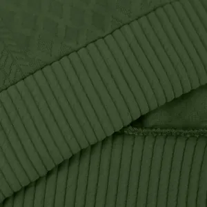 Détail macro du tissu en maille jacquard vert olive avec texture de poignet côtelé homme