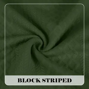Vue détaillée de la texture du tissu en maille jacquard à rayures vert foncé