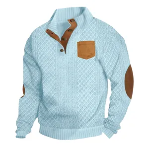 Vue détaillée d'un pull en maille torsadée bleu clair avec col boutonné et coudières bruns