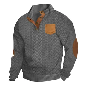 Détail d'un pull en maille jacquard grise pour hommes avec des empiècements bruns.