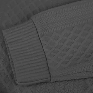 Gros plan d'un sweat-shirt pour homme en maille jacquard avec poignet côtelé de qualité
