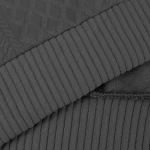 Gros plan sur la texture en maille jacquard et le bord-côte d'un sweat-shirt gris pour homme