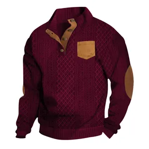 Vue détaillée d'un pull en maille bordeaux pour homme avec coudières et poche poitrine.