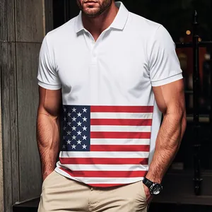 Vue détaillée d'un polo blanc à séchage rapide pour homme avec imprimé drapeau américain