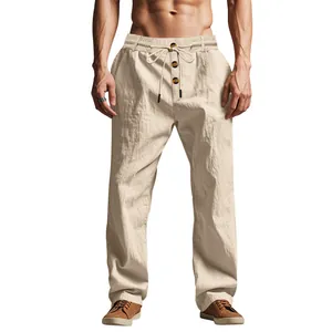 Vista frontale di pantaloni in lino larghi da uomo con coulisse e bottoni