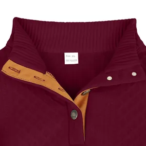 Détail d'un sweat-shirt bordeaux pour homme avec col montant et texture jacquard unique
