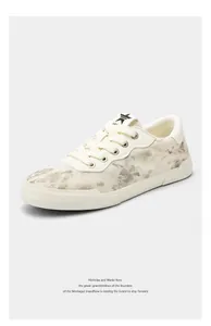 Detailansicht der atmungsaktiven Herren-Canvas-Sneaker mit grauem Tie-Dye-Muster und Schnürung.