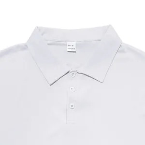 Détail du col d'un polo blanc à séchage rapide avec étiquette de taille M et boutons fins