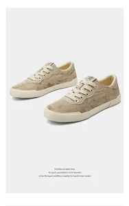 Atmungsaktive Khaki-Canvas-Sneaker für Herren mit einem dezenten Tarnmuster