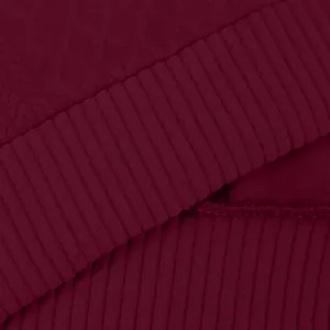Gros plan sur un tissu en maille jacquard bordeaux avec texture côtelée pour sweat homme.
