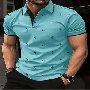 Gros plan d'un polo bleu clair pour hommes avec un imprimé flamant rose très stylé