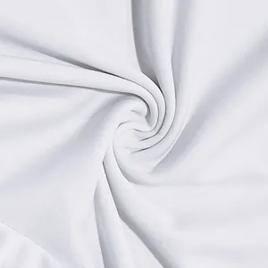 Vista macro dettagliata della trama del tessuto traspirante in seta ghiaccio bianca per polo
