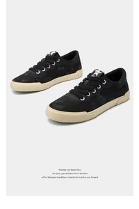 Detailansicht der schwarzen Camouflage-Herren-Sneaker mit cremefarbener Gummisohle.