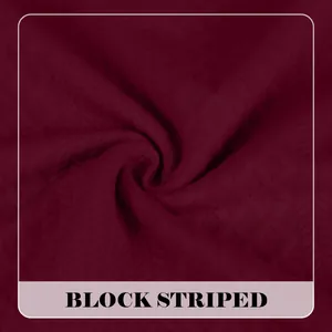 Détail rapproché d'un tissu en maille jacquard bordeaux avec motif à rayures en blocs