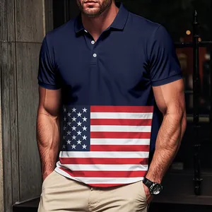 Détail du polo bleu marine pour homme avec imprimé drapeau américain sur le devant.