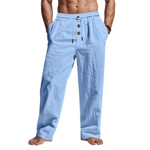 Dettaglio dei pantaloni casual in lino celeste da uomo con bottoni e coulisse