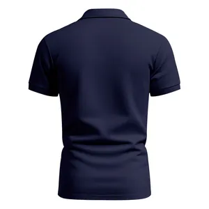 Vista posteriore di una polo da uomo blu navy traspirante e ad asciugatura rapida per uomo