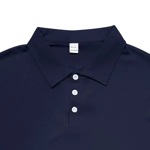 Détail du polo en soie glacée à séchage rapide bleu marine avec boutons blancs