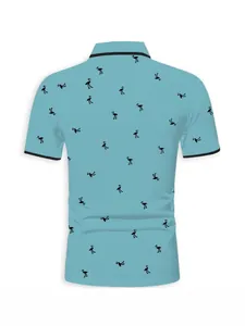 Polo pour homme bleu clair avec imprimés flamants roses, manches courtes, vue de dos.
