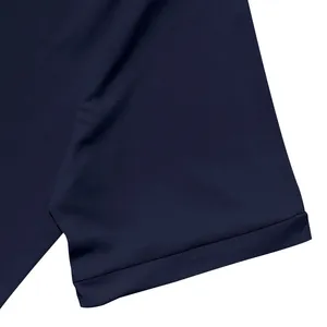 Dettaglio ravvicinato della manica della polo in seta ghiaccio blu scuro con cuciture