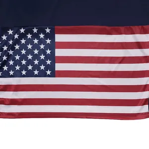 Dettaglio della stampa bandiera USA su tessuto traspirante polo in seta ghiaccio.
