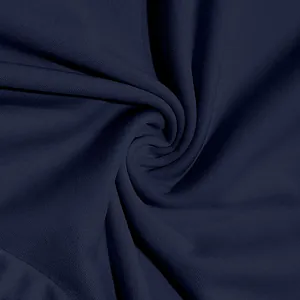 Dettaglio ravvicinato del tessuto traspirante in seta di ghiaccio blu navy della polo uomo